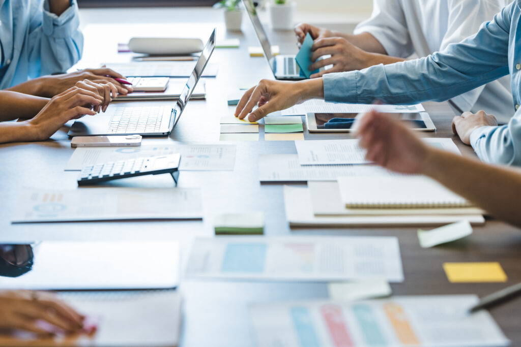 会社設立を依頼する専門家の種類を整理している